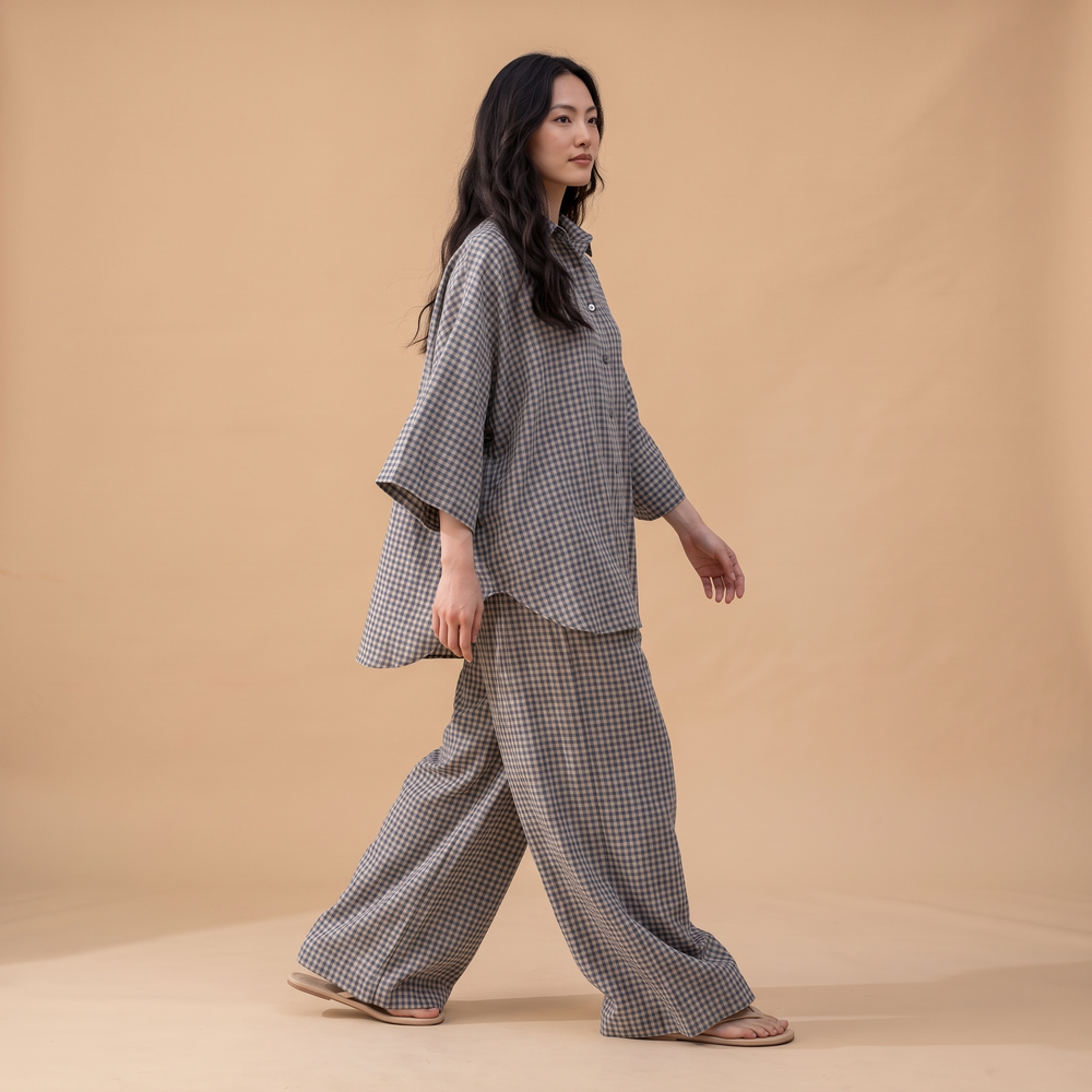 The Weekend Set in Grey Check, Seitenansicht in Bewegung