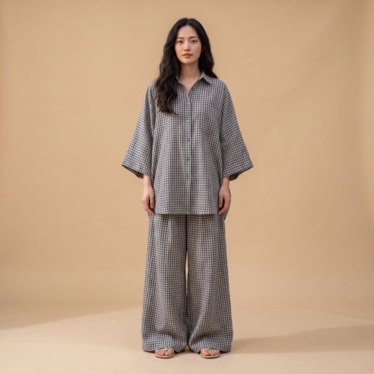 The Weekend Set in Grey Check, Ganzkörperansicht von vorn