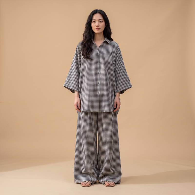 The Weekend Set in Grey Check, Ganzkörperansicht von vorn