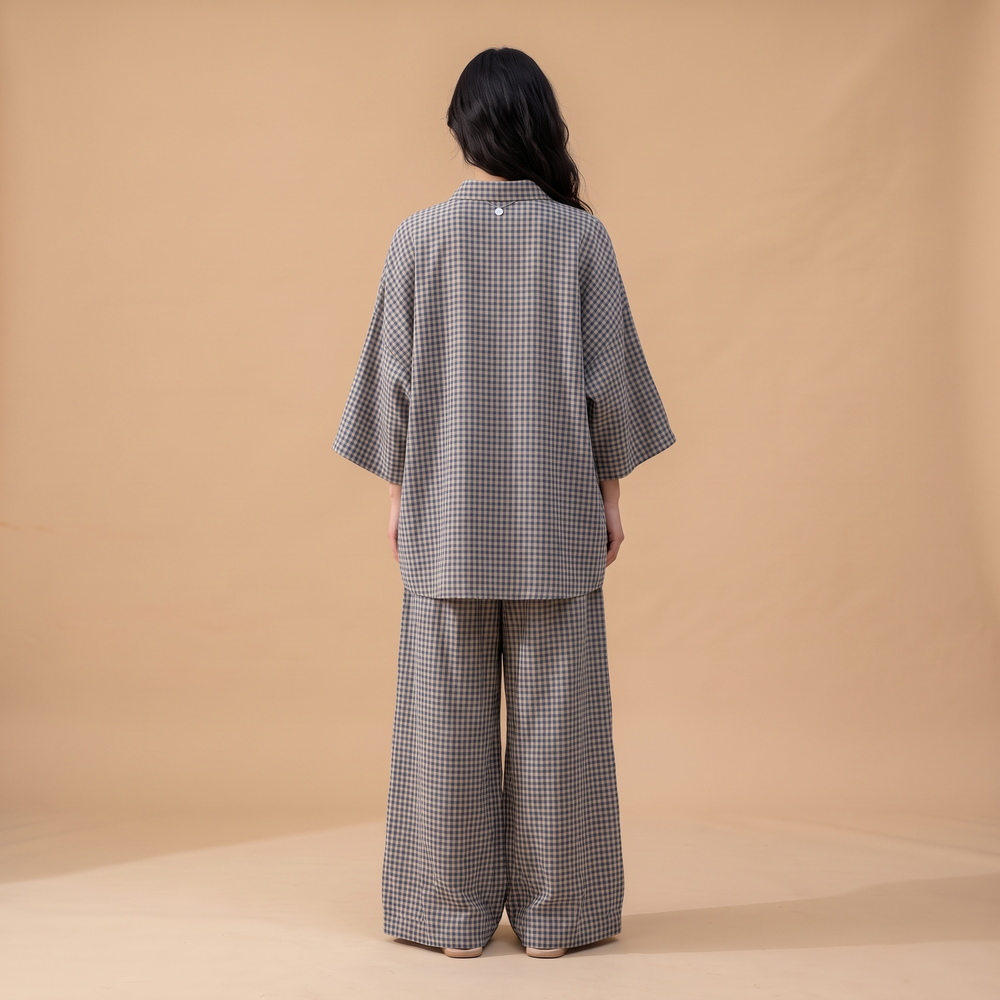 The Weekend Set in Grey Check, Ganzkörperansicht von hinten