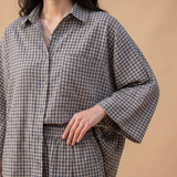 Detailansicht des Weekend Sets in Grey Check: Kragen, Tasche und Ärmel